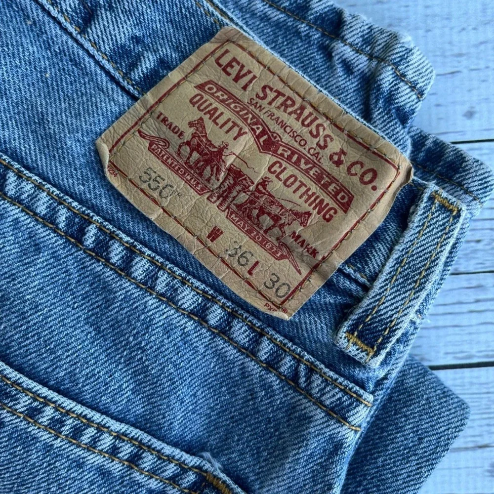 Vintage Levis 550 Mens Y2K 90s Relaxed Fit Medium‎ Wash Blue tapered Jeans 36x30